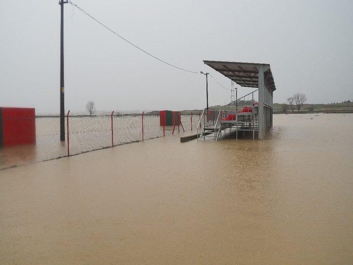 Edirne’de dere taştı yerleşim yerleri sular altında kaldı G1
