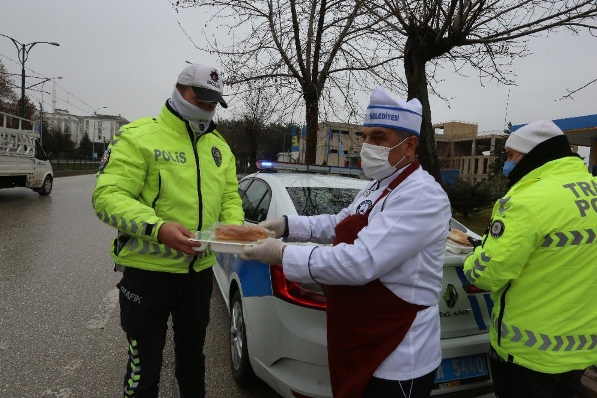 Şahinbey&rsquo;de g&ouml;rev başındaki polislere sıcak yemek ikramı