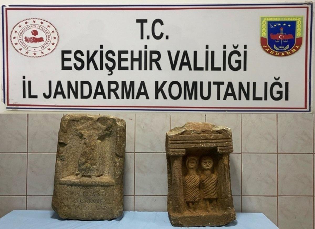 Tarlalarını s&uuml;rerken buldukları Roma d&ouml;nemine ait mezar taşlarını satmak isteyen 2 kişi g&ouml;zaltına alındı