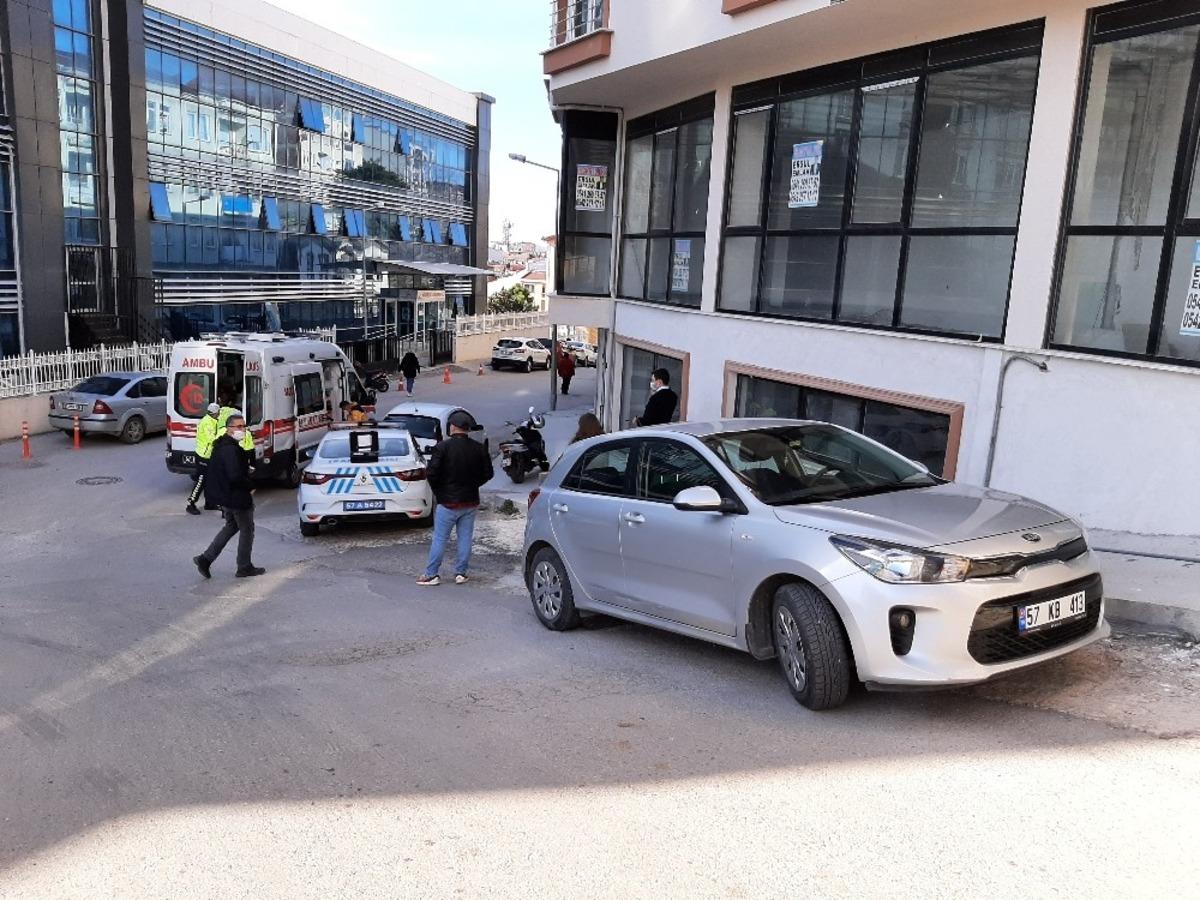 Sinop&rsquo;ta virajı alamayan motosiklet devrildi: 1 yaralı