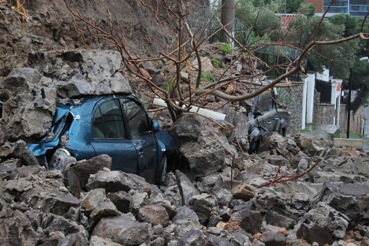 Sağanak nedeniyle istinat duvarı &ccedil;&ouml;kt&uuml;, 4 ara&ccedil; altında kaldı