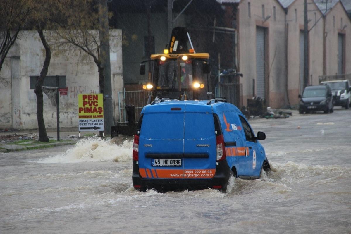 Manisa&rsquo;da dereler ve sulama kanalları taştı