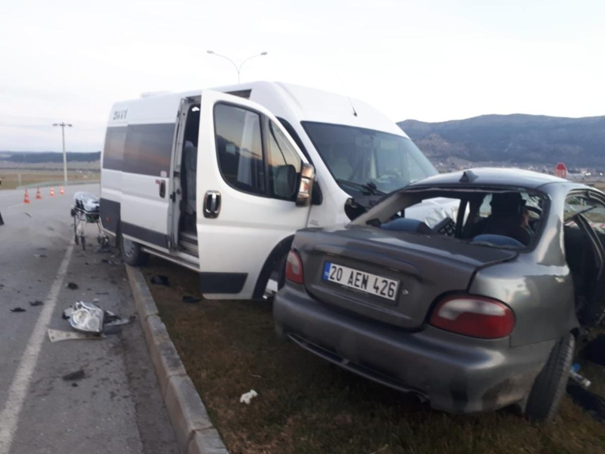 G&uuml;venlik g&ouml;revlilerini taşıyan servis, otomobil ile &ccedil;arpıştı: 5 yaralı