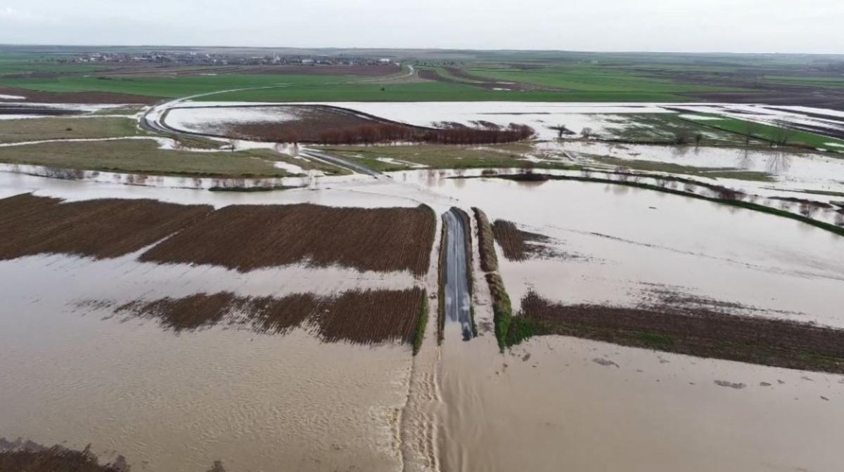 Tekirdağ&rsquo;da yollar ve tarlalar sular altında kaldı