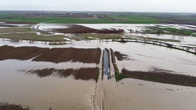 Tekirdağ’da yollar ve tarlalar sular altında kaldı