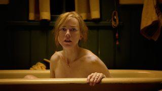 Naomi Watts karın içine mayoyla atladı