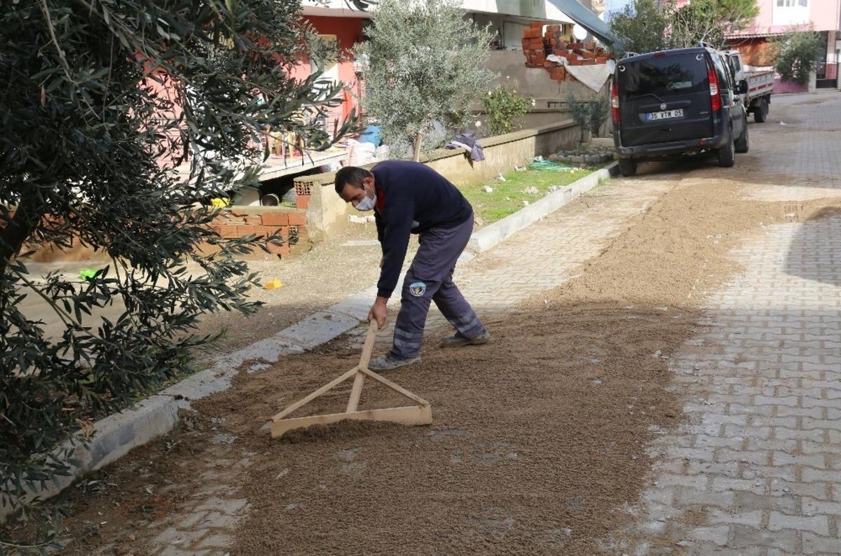 Turgutlu Belediyesi yağıştan etkilenen mahallelerde &ccedil;alışmalara başlattı
