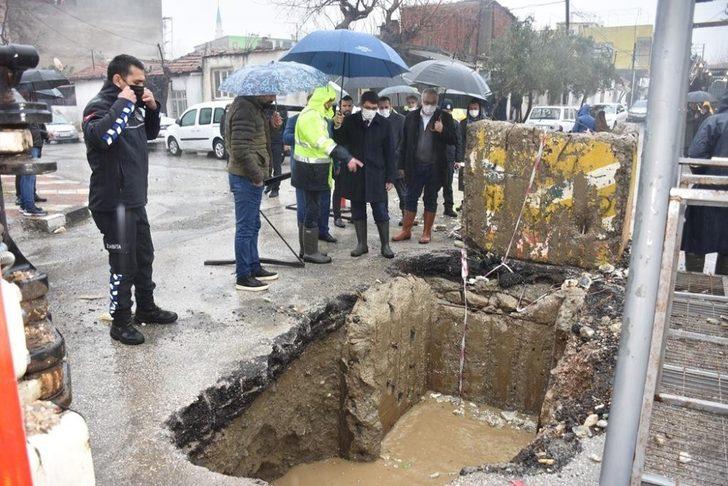 Şehzadeler’deki su taşkınına anında müdahale felaketi önledi G4