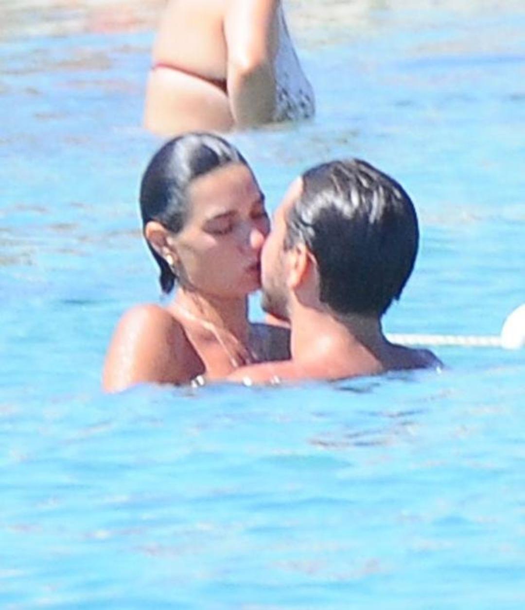 Sevgilisini &ouml;p&uuml;şmeye doymadı