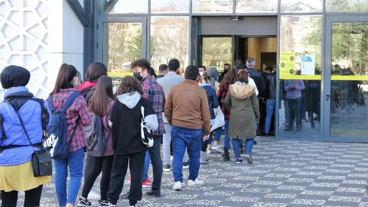 AVM&rsquo;de uzun kuyruklar oluştu, sosyal mesafe unutuldu