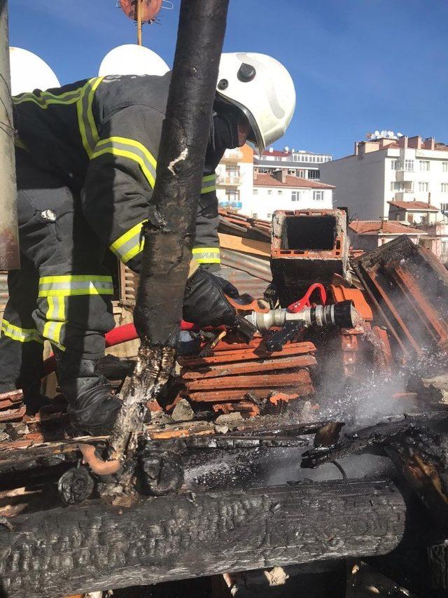 Müstakil evde çıkan yangın zarara yol açtı