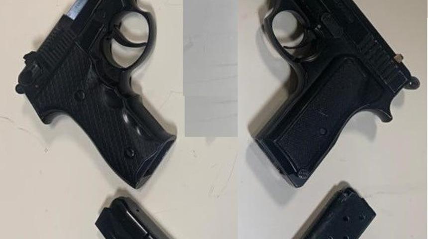 Polisi kovaladığı ara&ccedil;ta 2 adet ruhsatsız tabanca ele ge&ccedil;irildi