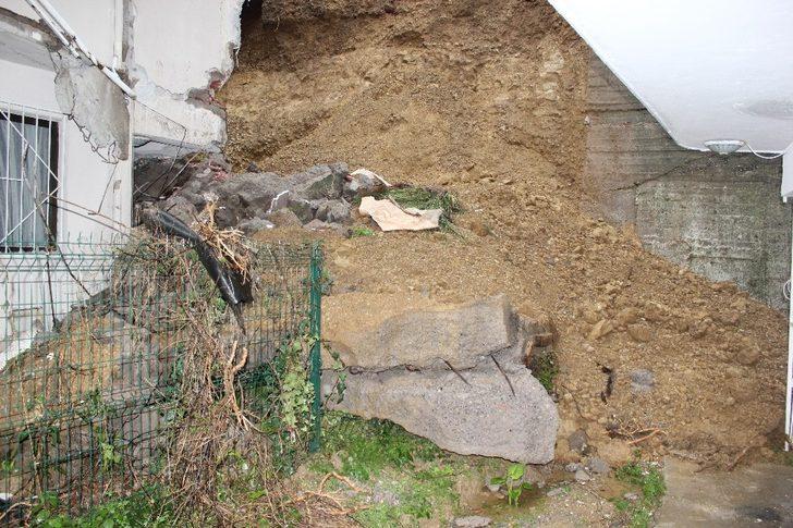 İzmir’de yıldırım nedeniyle istinat duvarı çöktü; bina tahliye edildi G2