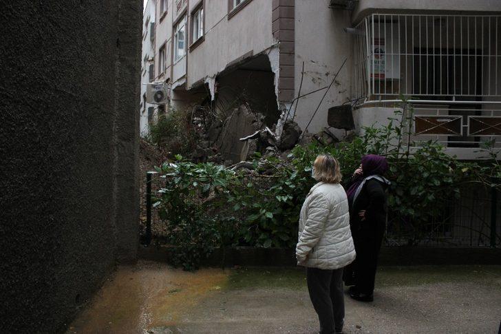 İzmir’de yıldırım nedeniyle istinat duvarı çöktü; bina tahliye edildi G4