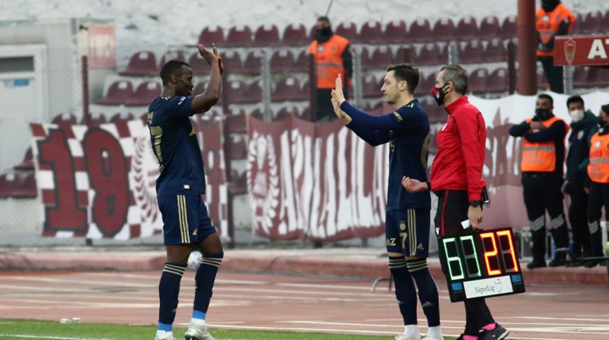 Ve Mesut &Ouml;zil sahada!