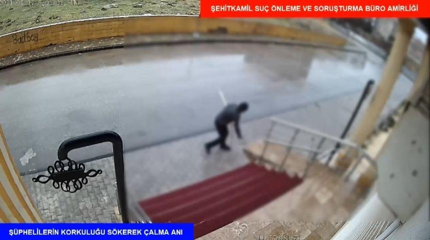 Düğün salonu girişindeki demir korkulukları çaldılar