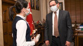 Samsun'da baygınlık geçirip tramvay raylarına düşen kadını kurtaran vatman ödüllendirildi