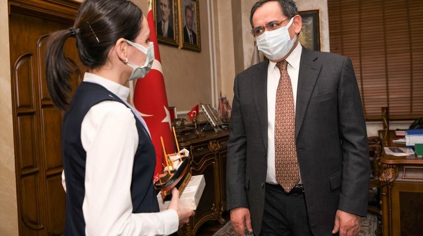 Samsun'da baygınlık geçirip tramvay raylarına düşen kadını kurtaran vatman ödüllendirildi