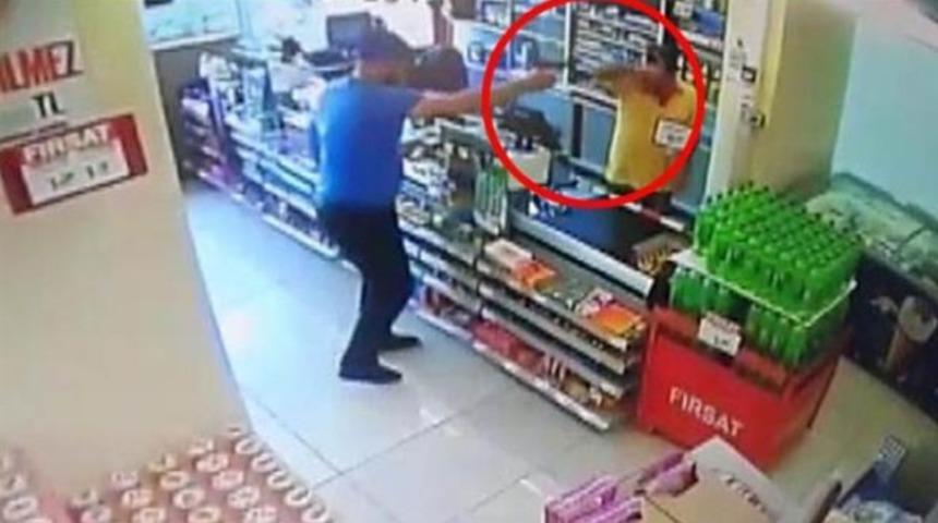 Kasiyer soyguncunun elindeki tabancayı aldı!
