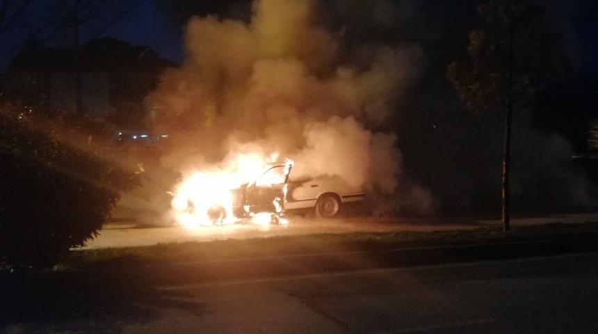 Bursa'da seyir halindeki otomobil alev alev yandı