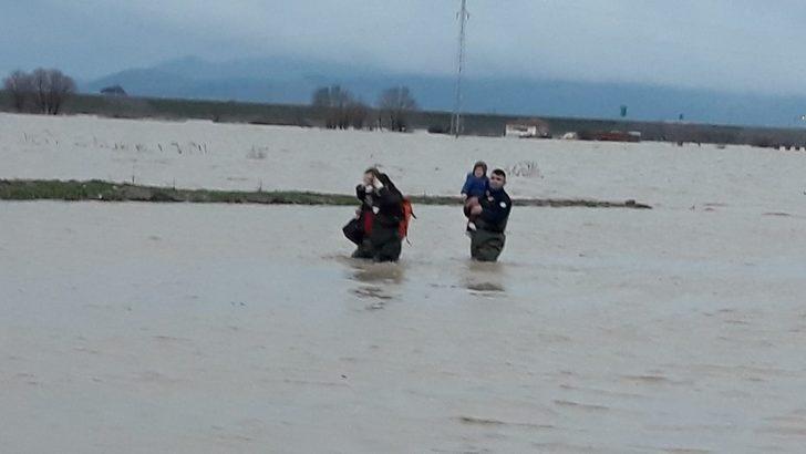Sel sularında mahsur kalan anne ve oğlunu itfaiye kurtardı G1