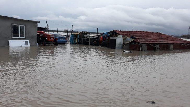 Sel sularında mahsur kalan anne ve oğlunu itfaiye kurtardı G2