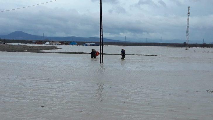 Sel sularında mahsur kalan anne ve oğlunu itfaiye kurtardı G3