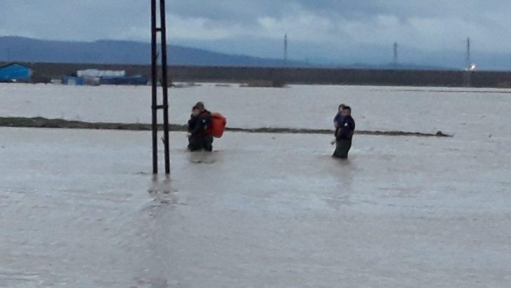 Sel sularında mahsur kalan anne ve oğlunu itfaiye kurtardı G4