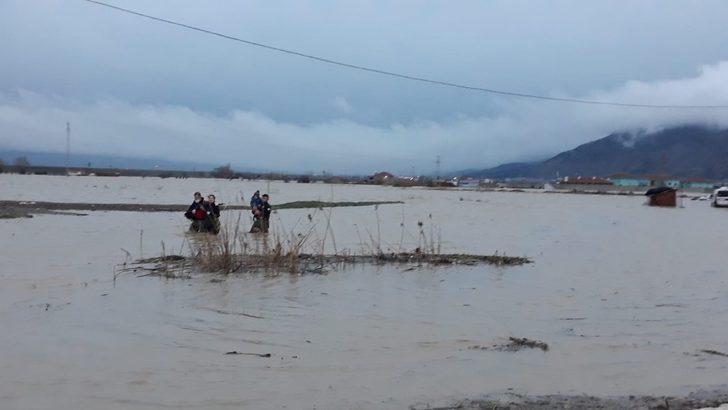 Sel sularında mahsur kalan anne ve oğlunu itfaiye kurtardı G5