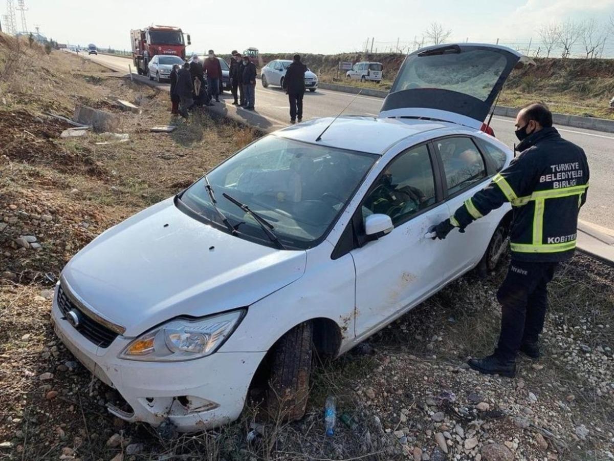 Otomobil şarampole girdi: 2 yaralı