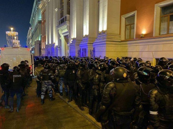 Rusya’da Navalny destekçileri mahkeme kararının ardından sokaklara döküldü G1