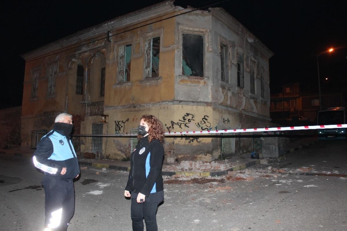 Tarihi binanın &ccedil;atısından beton par&ccedil;aları koptu