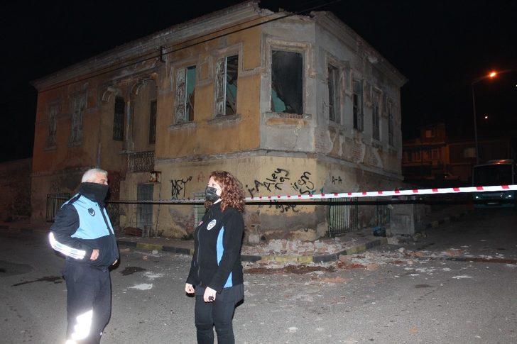 Tarihi binanın çatısından beton parçaları koptu G1