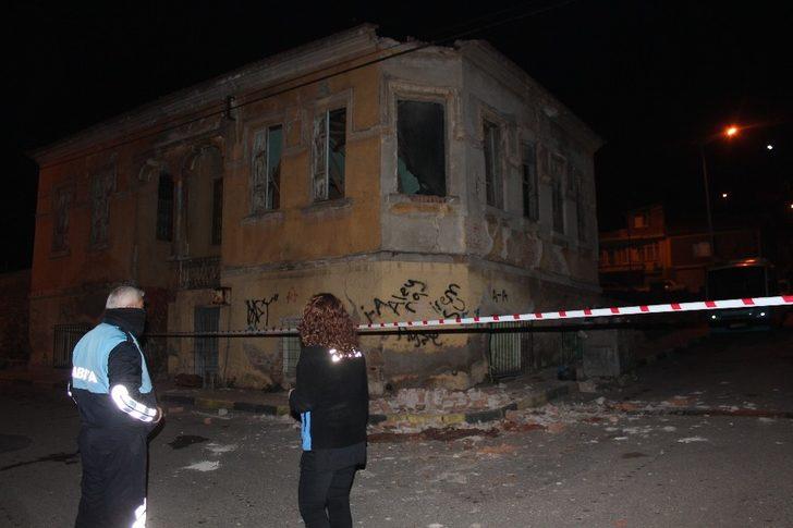 Tarihi binanın çatısından beton parçaları koptu G3