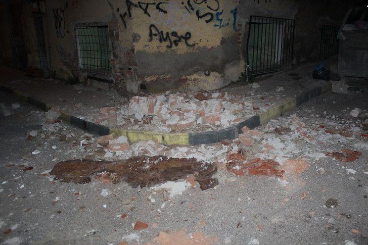 Tarihi binanın çatısından beton parçaları koptu G4