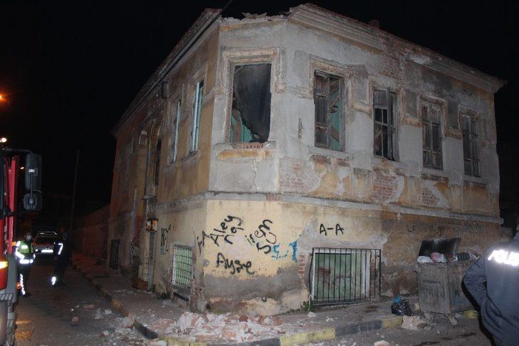 Tarihi binanın çatısından beton parçaları koptu G5