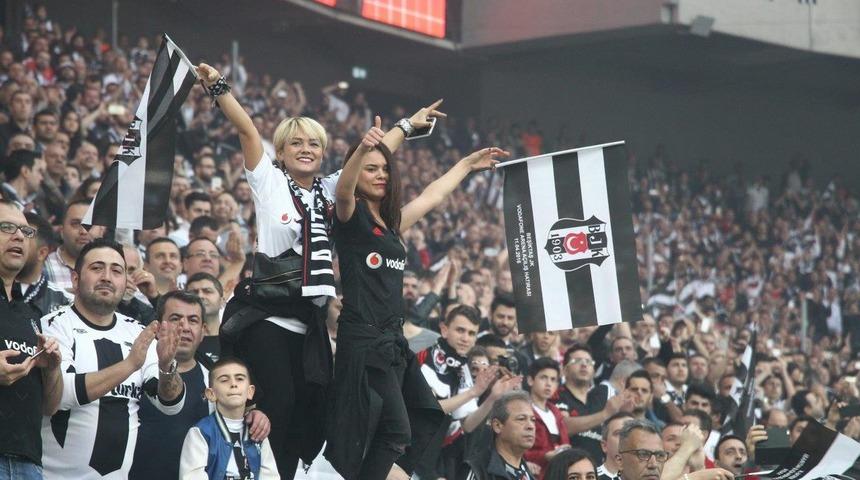 Beşiktaş taraftarından UEFA’ya mesaj! 'UefaTurkishFootballCheckOver'