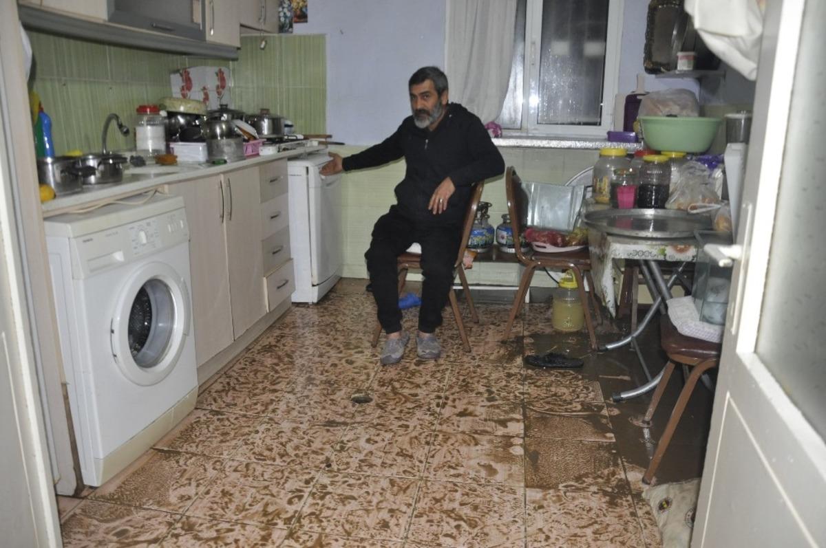 Taşan dere suları, evi savaş alanına &ccedil;evirdi