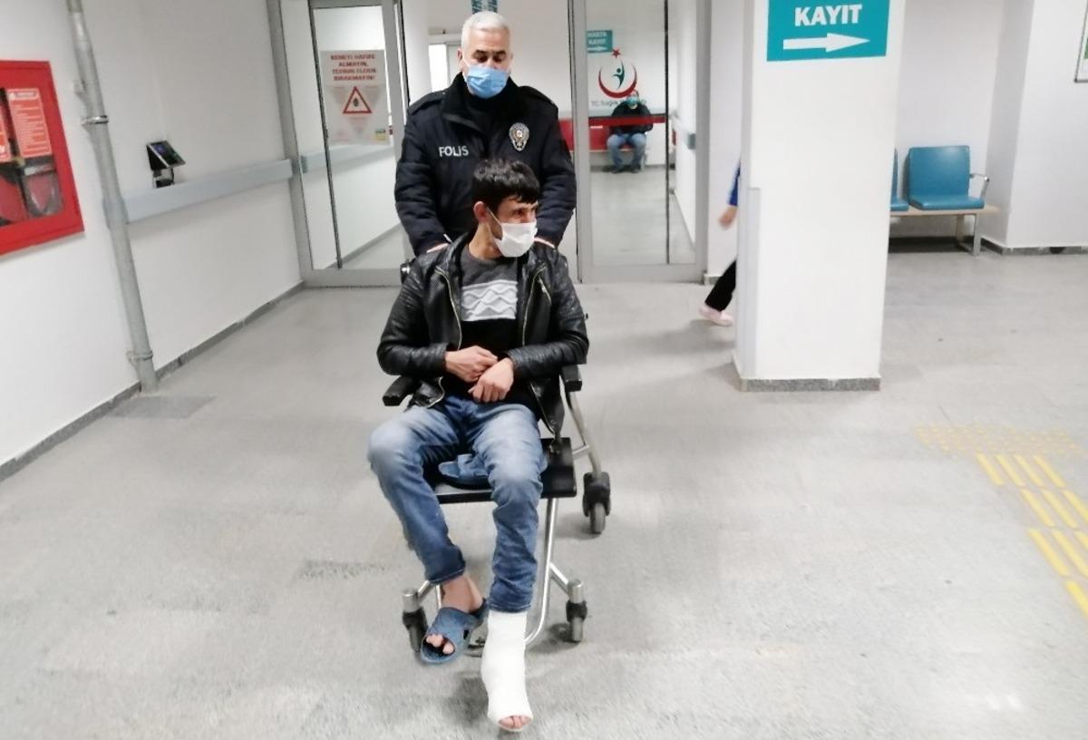Polis ayağı kırık genci &ouml;nce sandalyede, sonra kolunda taşıyarak evine g&ouml;t&uuml;rd&uuml;