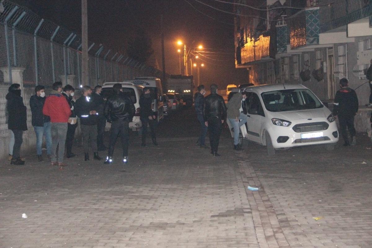 Uyuşturucu satıcısı t&uuml;fekle polisi vurdu