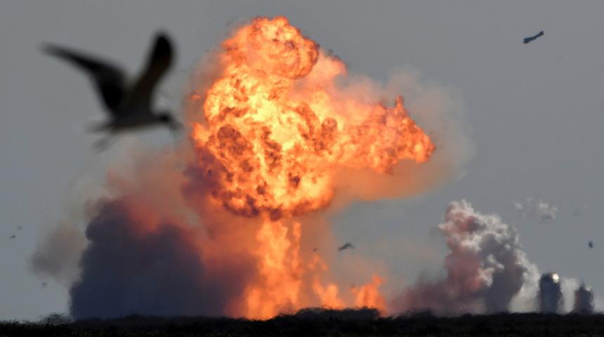 SpaceX’in uzay aracı iniş sırasında patladı! Elon Musk'tan açıklama geldi