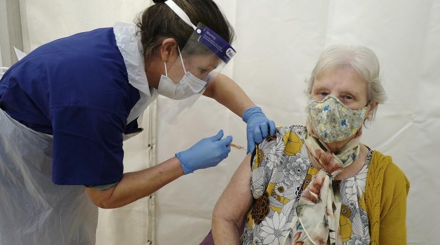 Covid: Oxford araştırması, Covid-19 aşısının virüsün bulaştırılmasını 'büyük oranda engellediğini' tespit etti