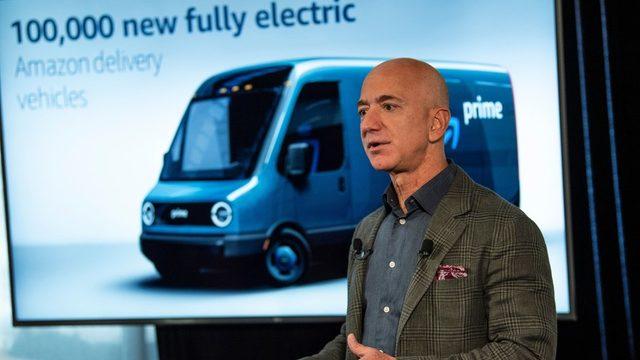 Jeff Bezos, Amazon'ın yeni elektrikli araçlarını tanıtıyor.