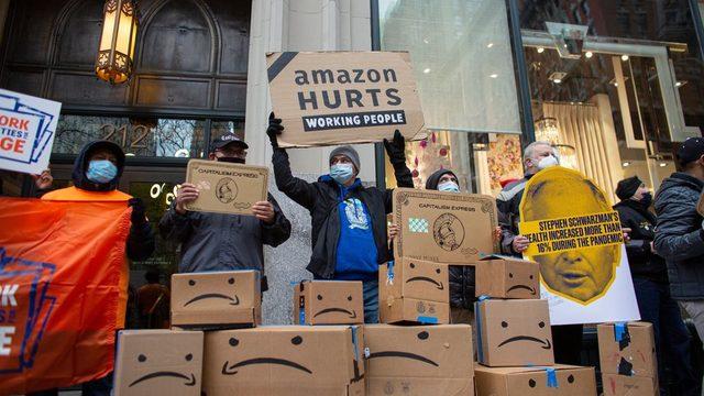 Amazon çalışanları haklarını alamadıkları gerekçesiyle şirketi ve Bezos'u protesto ediyor.