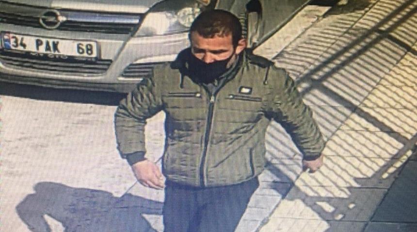 Evine girdiği ev sahibini bı&ccedil;akla tehdit edip gasp eden hırsız yakayı ele verdi