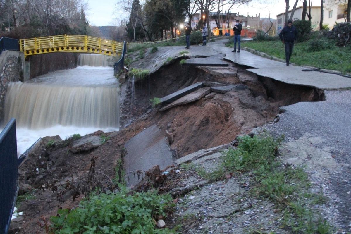 İzmir&rsquo;de istinat duvarı b&uuml;y&uuml;k bir g&uuml;r&uuml;lt&uuml;yle yıkıldı