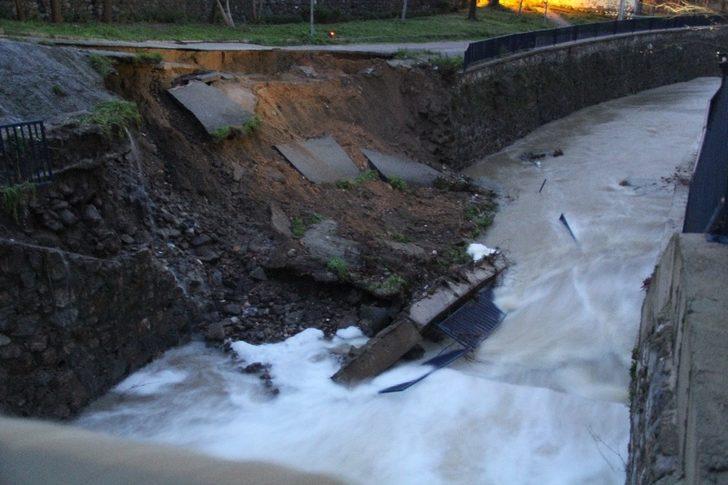 İzmir’de istinat duvarı büyük bir gürültüyle yıkıldı G2