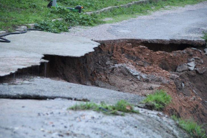 İzmir’de istinat duvarı büyük bir gürültüyle yıkıldı G4
