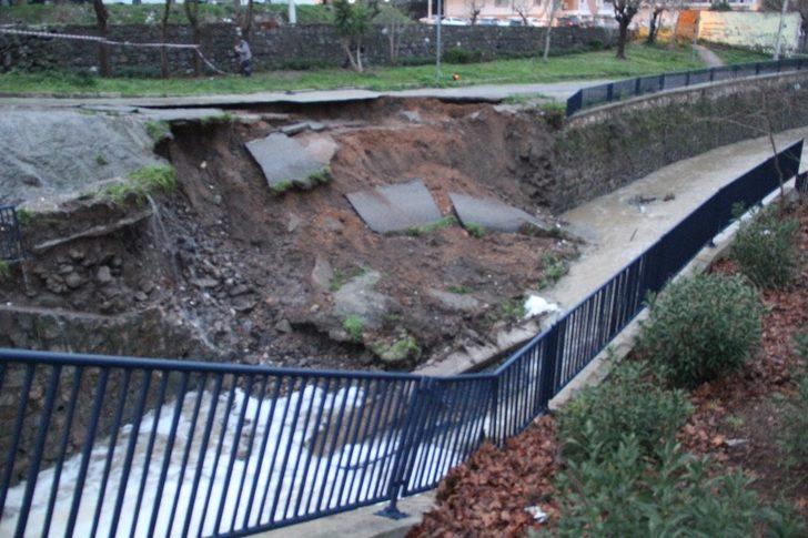 İzmir’de istinat duvarı büyük bir gürültüyle yıkıldı G5