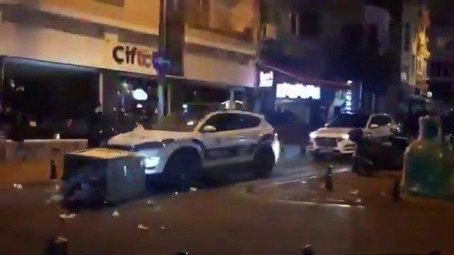 Kadıköy’de polis araçlarına böyle saldırdılar 1